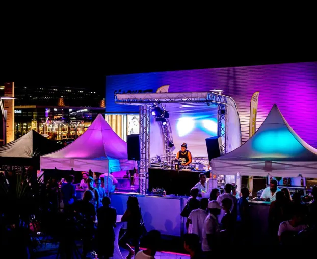 GEMCO errichtet den DJ Tower für das Late Night Shopping in Metzingen Bild: GEMCO errichtet den DJ Tower für das Late Night Shopping in Metzingen