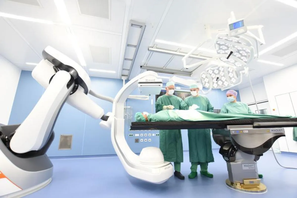 Prof. Christian Reeps, Prof. Jürgen Weitz und OP Schwester Ines präsentieren mit der Angiographieanlage das Herzstück des neuen Hybrid-OP im Dresdner Uniklinikum. (Uniklinikum Dresden / Holger Osterme