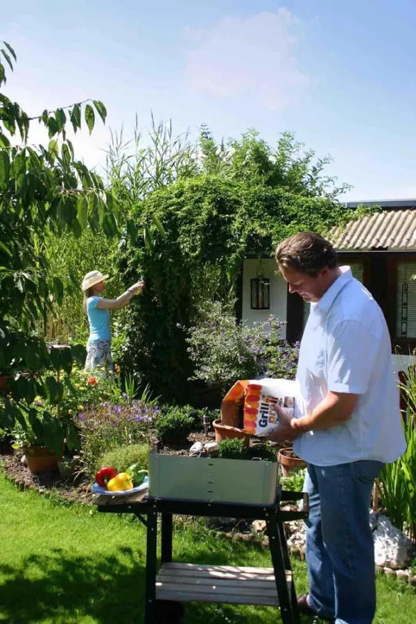 Holzkohle oder Grillbriketts? Beim Grillen empfiehlt es sich, den Brennstoff nach Art des Grillgutes ? Fleisch, Fisch oder Geflügel ? auszuwählen