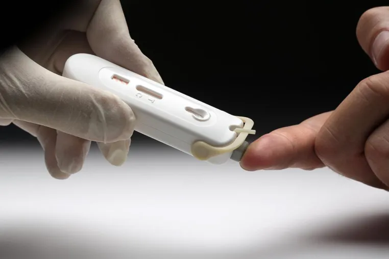 Bild: Kooperation zwischen Atomo Diagnostics und Owen Mumford für den neuen HIV-Schnelltest Simplitude™ HIV