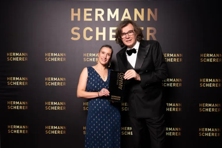 Bild: Elisa de Schultz erhält Excellence Award beim Internationalen Speaker Slam in Dresden
