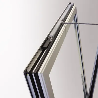 Bild: Die integrierten Elektrokettenantriebe E 920 - E 990 Im Profil integriert mit einem Plus an Sicherheit