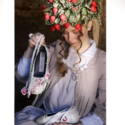 Bild: Annette Habicht – Ihre Schuhe erinnern an Märchen und Legenden