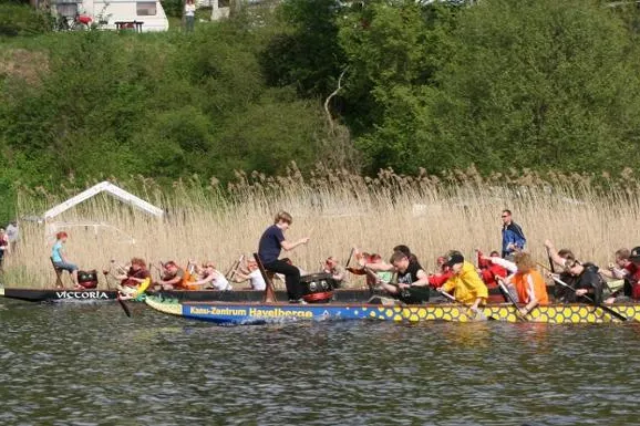 Camping- und Ferienpark Havelberge: Fünf Jahre Drachenboot Rennen auf dem Woblitzsee Bild: Camping- und Ferienpark Havelberge: Fünf Jahre Drachenboot Rennen auf dem Woblitzsee