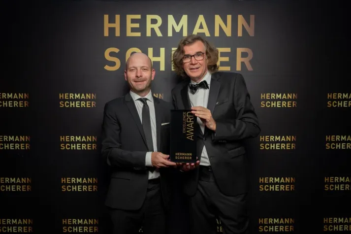 Bild: Jens Kramny aus Oftering inspiriert mit Zuversicht beim International Speaker Slam und erntet Excellence Award