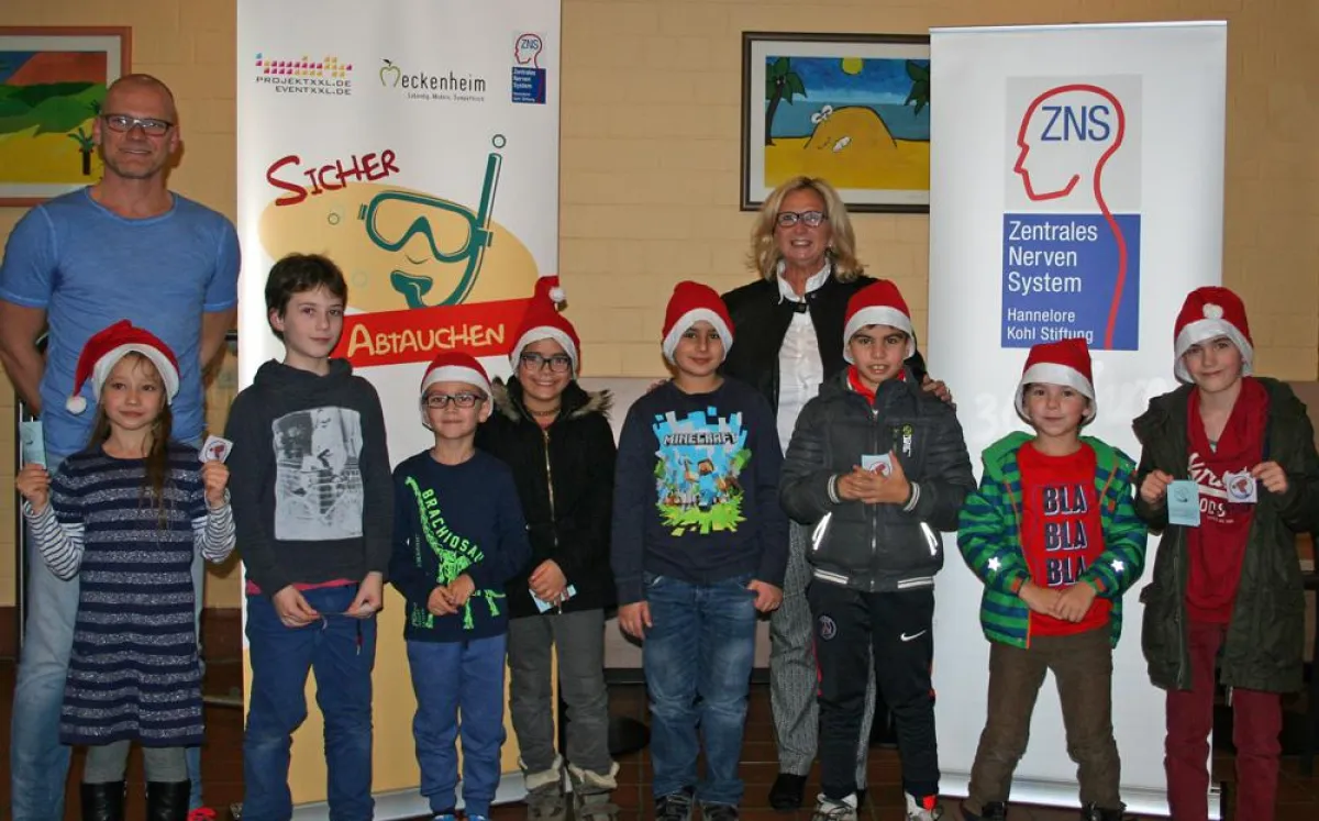 Holger Schwan und Helga Lüngen mit den Teilnehmern des ersten Fortgeschrittenen-Kurses