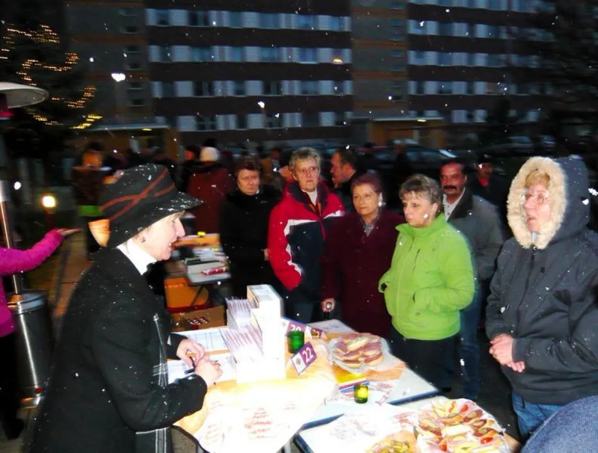 Monarchis-Geschäftsführerin Sonja Schneider (links) gibt Mieterbriefe aus und spricht mit den ebenso aufgeschlossenen und interessierten Mietern der Zingster Straße. Foto: Monarchis