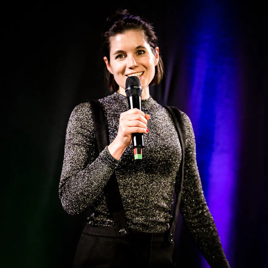 Kathrin Joba spricht beim 13. internationalen Speaker Slam und holt Weltrekord (© Bildquelle: Foto: Justin Bockey)