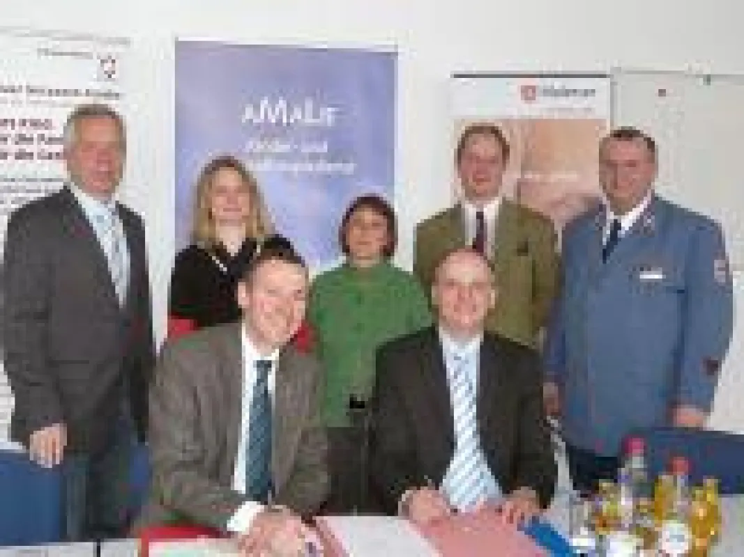 Besiegelten die Zusammenarbeit für AMALIE: (sitzend von links) Dr. Berthold Broll (Vorstandsvorsitzender Stiftung Liebenau) und Klaus Weber (Geschäftsführer Malteser Hilfsdienst e. V. Baden-Württember