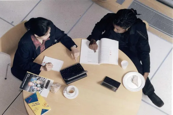 Bild: Rezession belebt bei deutschen Managern Interesse am MBA-Fernstudium an der Open University Business School