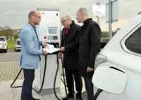 Bild: Neue Schnellladesäule in Bad Neustadt ihre Leistungsfähigkeit unter Beweis gestellt