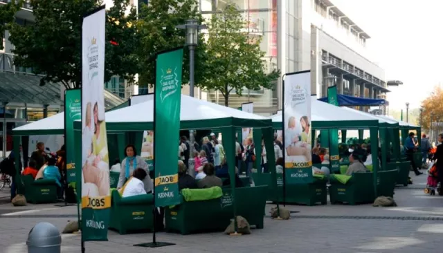 Bild: Die Jacobs Krönung Sofa-Tour ist zurück in Magdeburg - 50 grüne Sofas laden zu guten Gesprächen ein