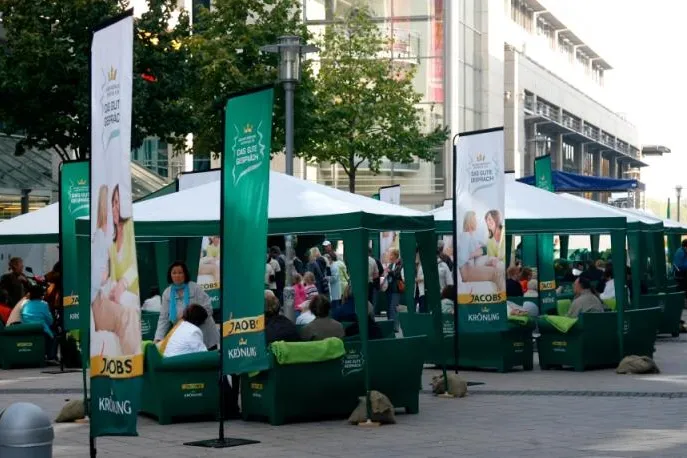 Bild: Die Jacobs Krönung Sofa-Tour ist zurück in Magdeburg - 50 grüne Sofas laden zu guten Gesprächen ein