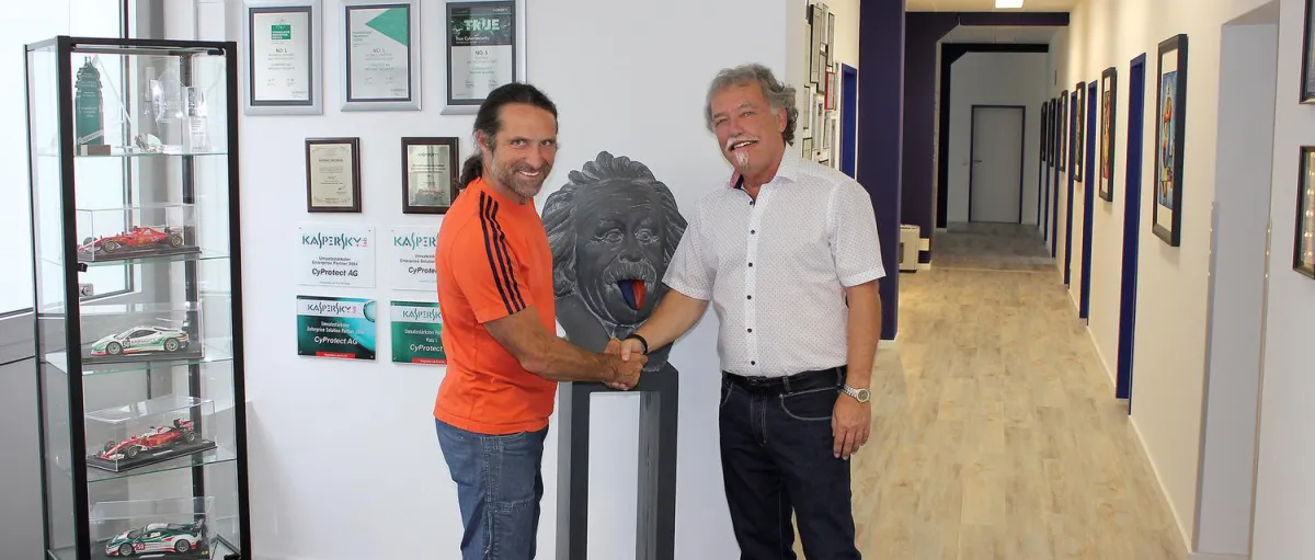 Alexander Huber und CyProtect-Vorstand Basilius J. Niedermeyer besiegeln die Zusammenarbeit