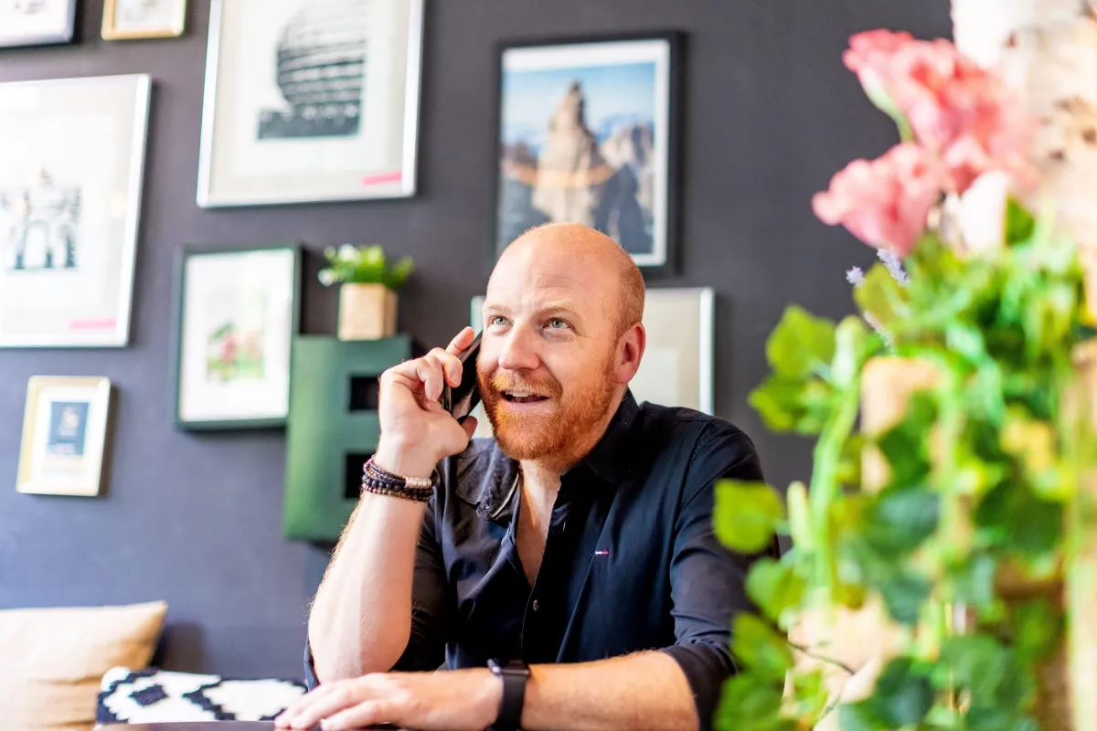 Noch halten wir uns das Telefon ans Ohr