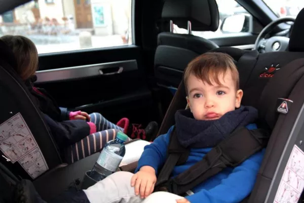 Rückwärts sicher reisen. Rund 50% der Eltern achten bei Kindersitzen nicht auf notwendige Sicherheitsaspekte Bild: Rückwärts sicher reisen. Rund 50% der Eltern achten bei Kindersitzen nicht auf notwendige Sicherheitsaspekte