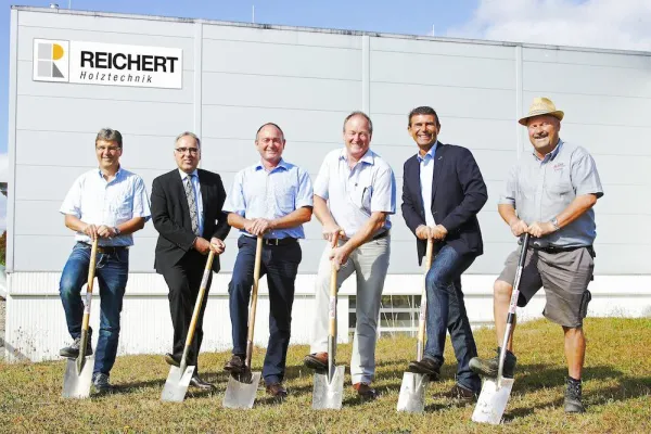 Bild: Spatenstich zum nachhaltigen Umweltschutz. Reichert Holztechnik investiert in biologische Abluftreinigung.