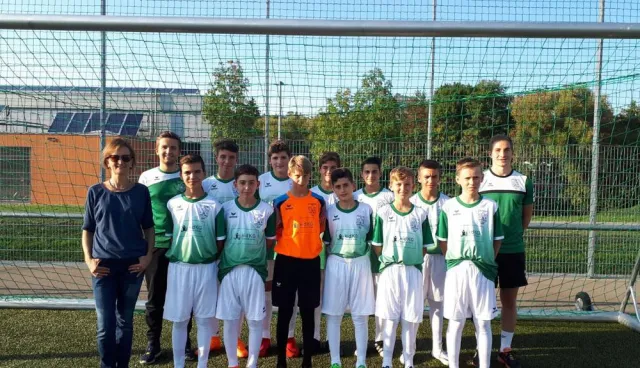 Bild: Neue Trikots für Nachwuchskicker der C-Jugend des TSV Eningen