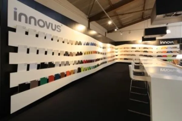 Bild: Mehr Raum für kreative Designideen – Raumschiff inszeniert die INNOVUS® Kollektion im Showroom der FRIES GmbH