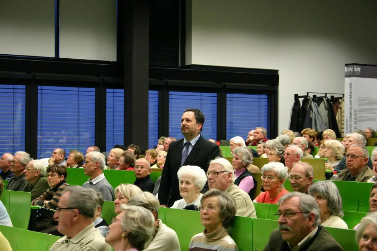 Diplomjournalist Uwe Kraus vom Verband deutscher Kritiker referierte in der März-Veranstaltung der GenerationenHochschule zum Thema „Schlagt ihn tot, den Hund, er ist ein Kritiker“