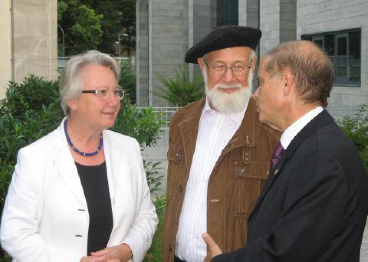 Annette Schavan, Elazar Benyoëtz und Yakov Hadas-Handelsman in der Botschaft Israels in Berlin.