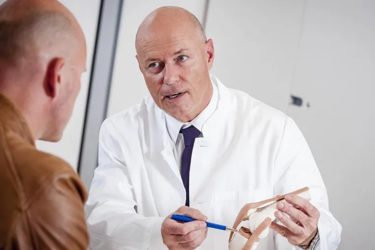 Bild: Vortrag "Knieschmerz - moderne Therapieformen" von Bestseller-Autor Dr. Franz in Frankfurt am 7.6.2018