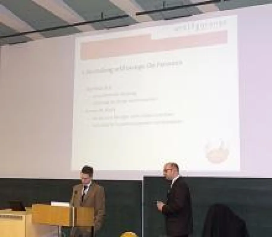 Matthias Betz(r) und Dennis Block bei ihrem Vortrag an der Uni Tübingen