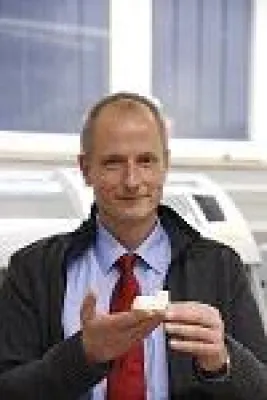 Bild: Ingenieur Damian Großkreutz erhält Preis für Frauenförderung im Maschinenbau