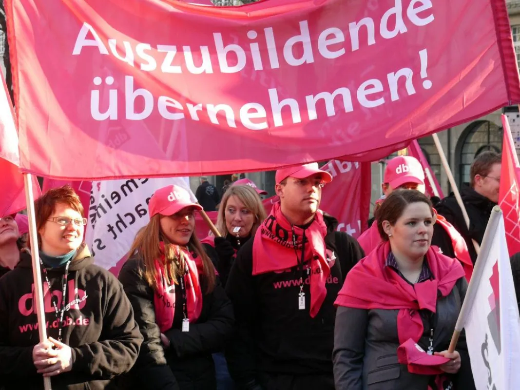 Vor allem auf die fehlenden Zukunftsperspektiven mangels Übernahme nach der Ausbildung wollen die Azubis aufmerksam machen.