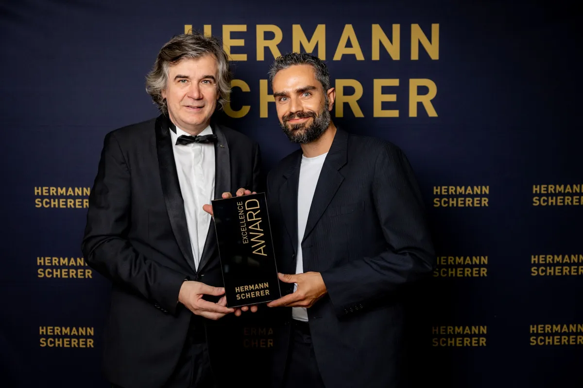Finis erhält Excellence Award von Hermann Scherer (© Christina Pirsch)