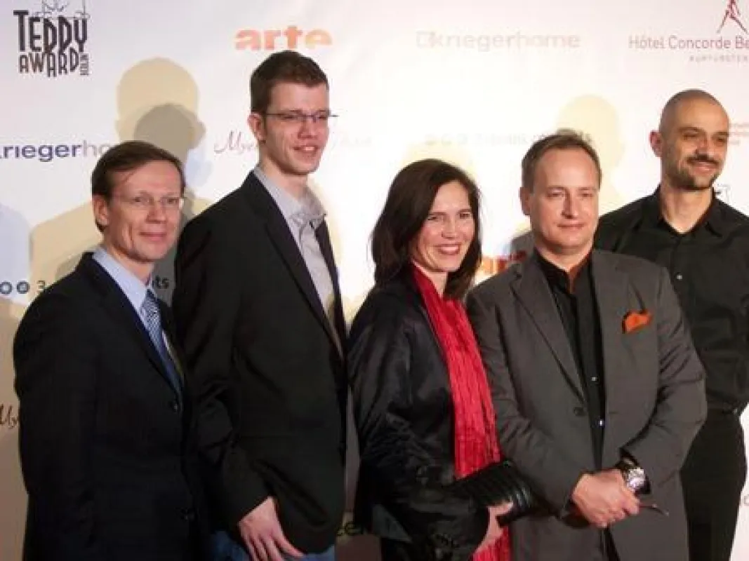 Geschäftsleitung Vertrieb Silvia Köhler und Mitarbeiter auf dem roten Teppich des TEDDY AWARD