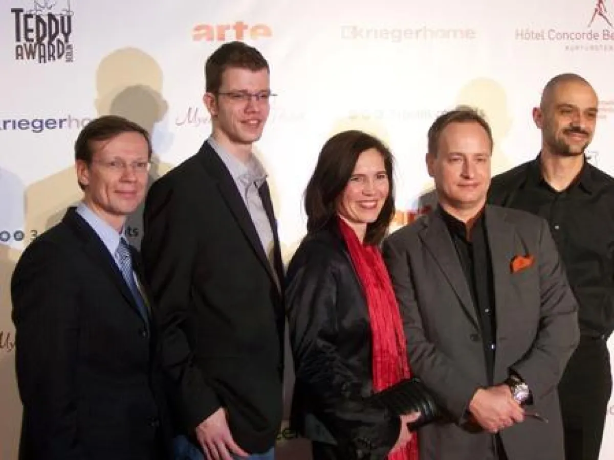 Geschäftsleitung Vertrieb Silvia Köhler und Mitarbeiter auf dem roten Teppich des TEDDY AWARD