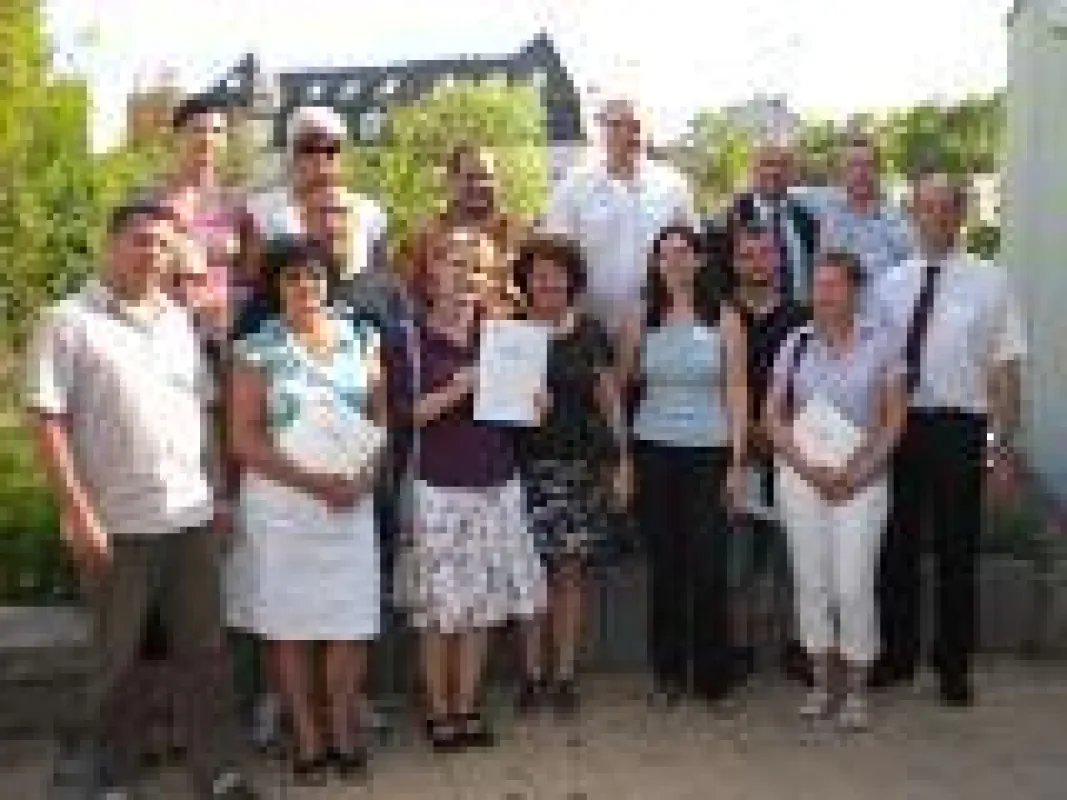 Die KKU-Absolventen der FAW Bad Kreuznach mit IHK-Geschäftsstellenleiter Jörg Lenger (rechts)