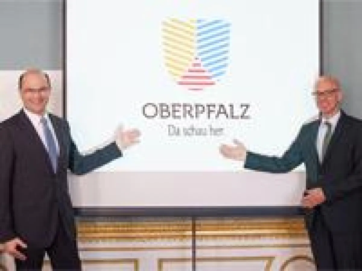 Präsentation des neuen Logos durch Staatssekretär Füracker (l.) und Regierungsvizepräsident Jonas.