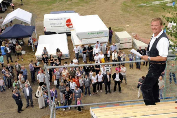 Bild: Gut aufgestellt - Deutsche Reihenhaus feiert Richtfest im Wohnpark „In den Weingärten“ in Bonn-Lengsdorf