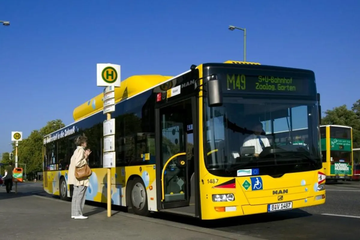 Die Berliner Verkehrsbetriebe chauffieren Gäste des „Clean Tech Media Awards“ in einem ihrer 14 Linienbusse mit Wasserstoff-Verbrennungsmotor. (Bild: Berliner Verkehrsbetriebe, Donath)