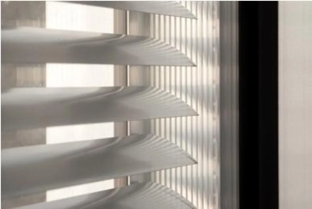 Beim Multifunktionsglas ISOLETTE® ist die Jalousie in den Scheibenzwischenraum des Isolierglases montiert.
