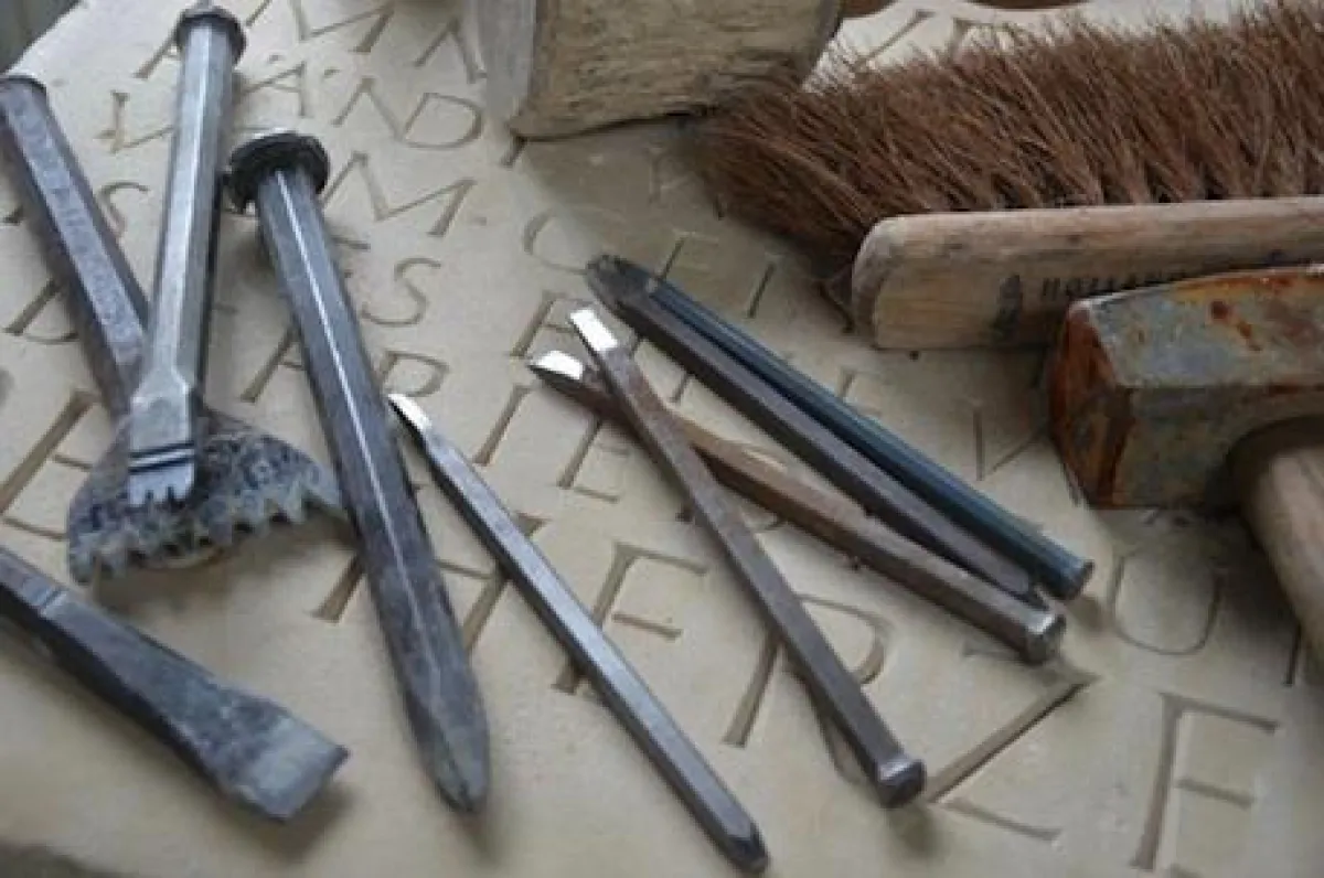 Hammer und Meißel sind das klassische Werkzeug der Steinmetze und Bildhauer.