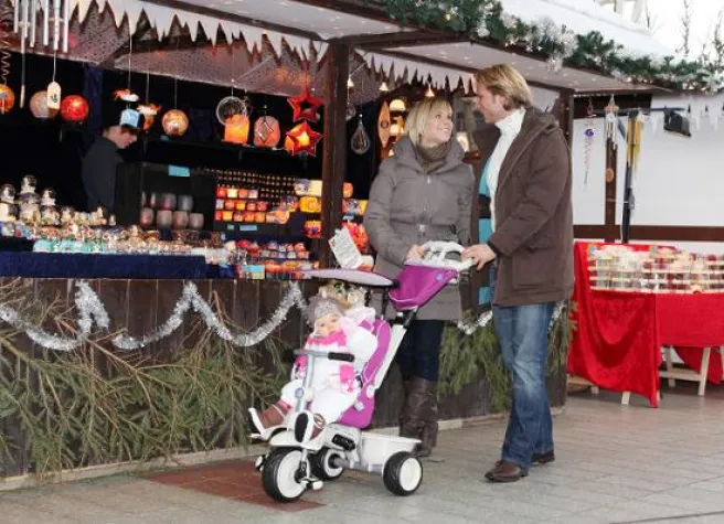 Bild: Tanja Szewczenko zu Besuch auf dem Münchner Wintermarkt