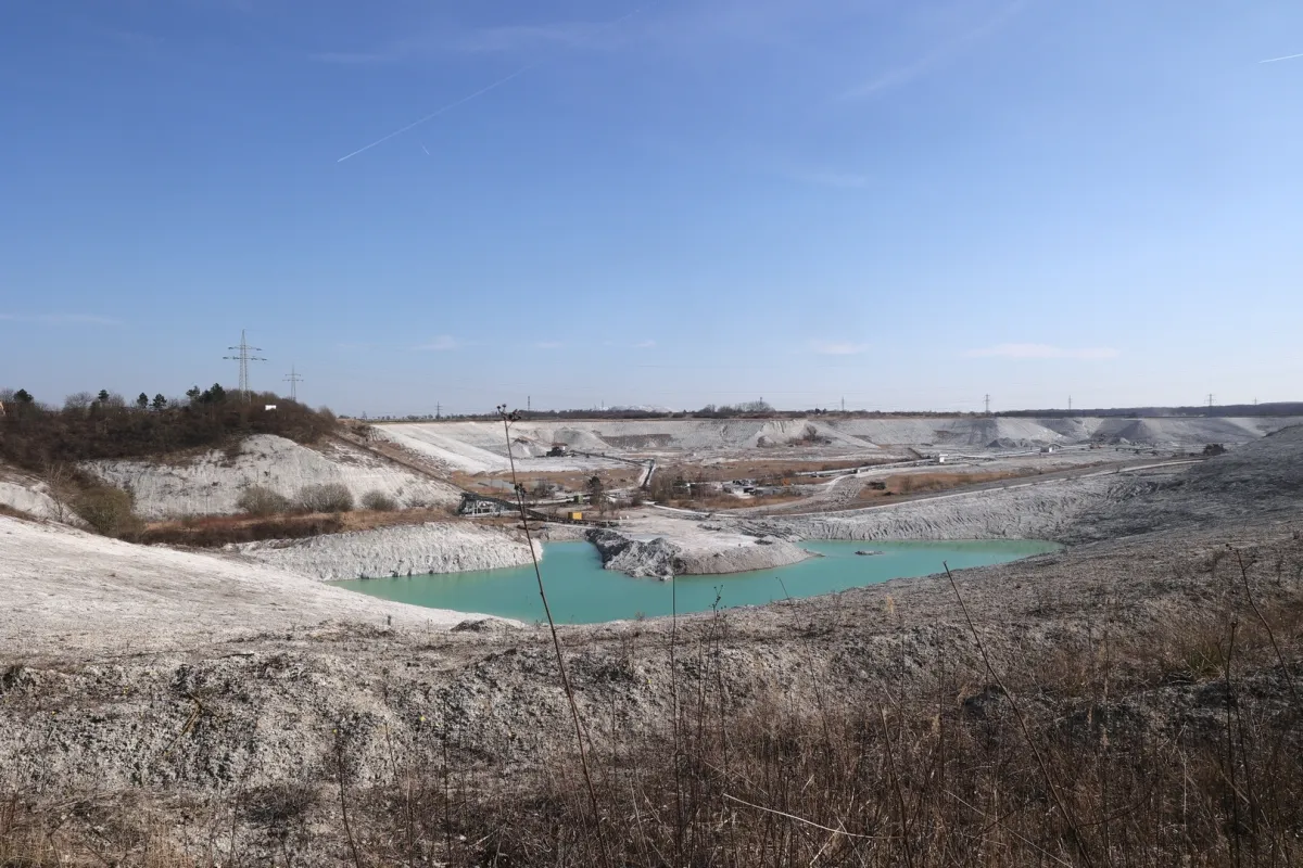 Intensiver Flächenverbrauch durch den Abbau von Kalkstein, Firma Holcim (© ©Claus Herboth)