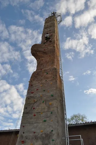 Bild: Saisoneröffnungsfest am Kletterturm im KiEZ Ferienpark Feuerkuppe