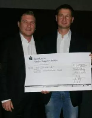 Bild: Vorweihnachtliche Bescherung: Bayer + Riedl Personalservice spendet an JFG Gäuboden Süd