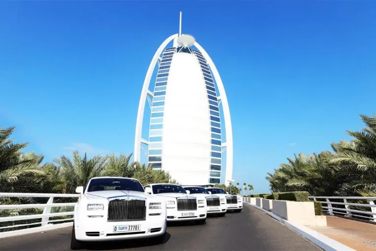 Bild: „Emily“ wohnt im Burj Al Arab Jumeirah – maßgefertigte Rolls-Royce erweitern die Flotte