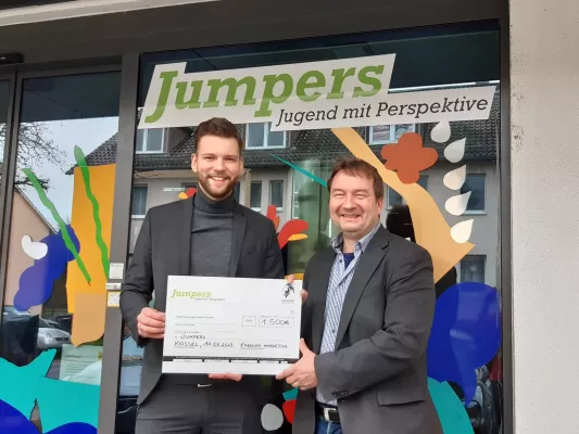 Bild: Gegen Kinderarmut in Kassel: Firma Exzellent Marketing spendet an Jumpers