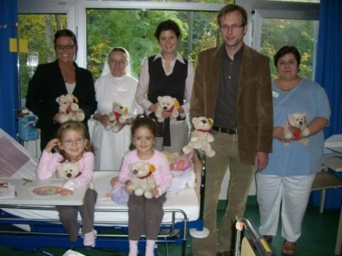 PACK2000 spendet Trösterteddys an das Kinderkrankenhaus Landshut