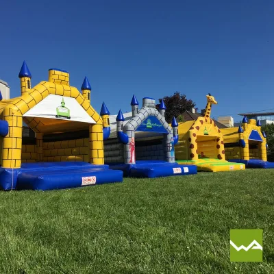 Bild: Das Zentrum jeder Feier - die Hüpfburg!