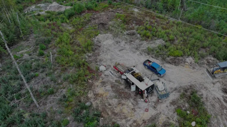 Bild: Heritage Mining durchschneidet oberflächennahe, breite Mineralisierung