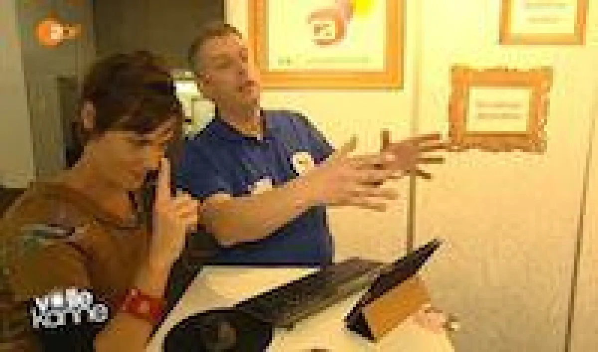 Am Beispiel von Anna-Lampe erläutert Thomas Schurzfeld dem ZDF die Vorteile von WatchAPP (© ZDF)