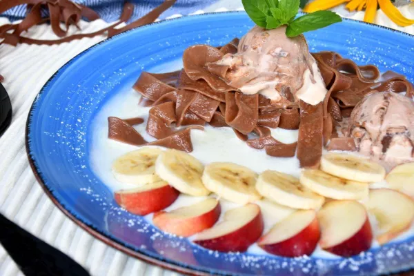 Bild: Der 25. Weltnudeltag wird mit einer Portion Schoko-Zimt-Nudeln auf Vanillesoße und Haselnuss-Eis zelebriert.