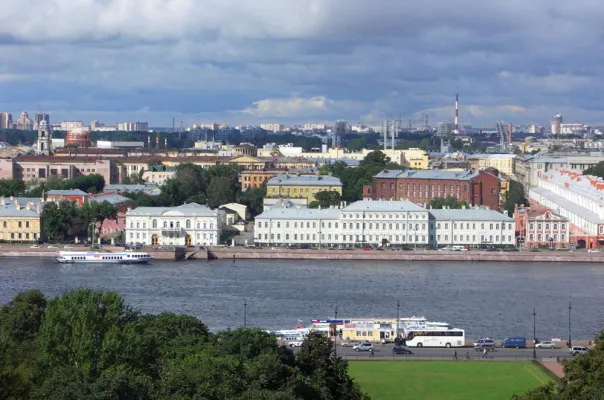 Bild: St. Petersburg im Juni – Weiße Nächte halten die Stadt rund um die Uhr in Bewegung